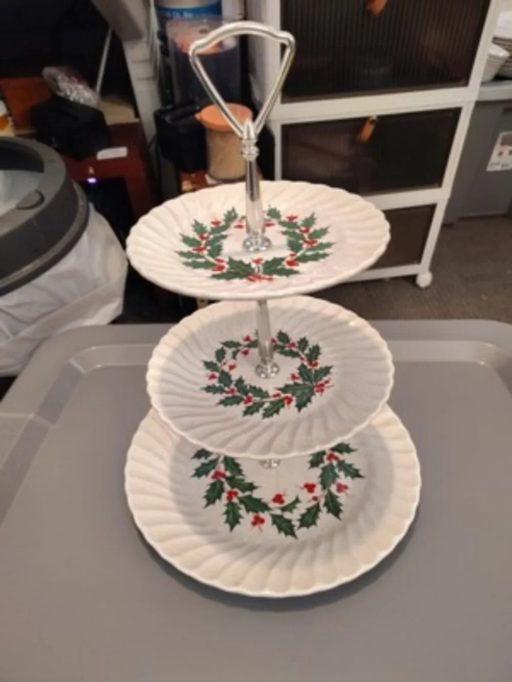 CHRISTMAS PLATE 3 TIERS OF 10, 7AND 6 INCH PLATES IN A HOLLY PATTERN BEAUTIFUL